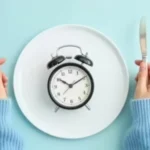 What is breakfast time infographic showing meal times in the USA.
