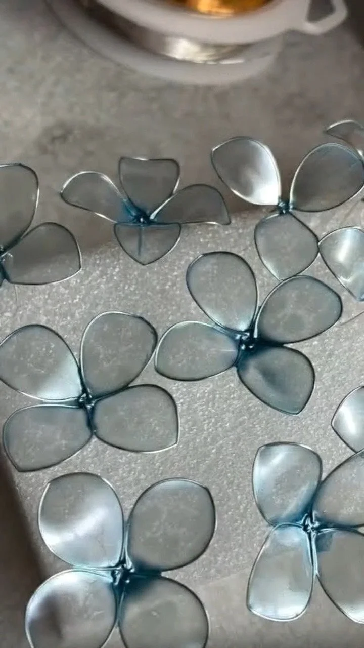 Dipping resin flowers create delicate translucent blooms with elegant glass-like petals ✨ A stunning handmade floral DIY. Save this project! 10 Dipping resin flowers create delicate translucent blooms with elegant glass-like petals ✨ A stunning handmade floral DIY. Save this project!