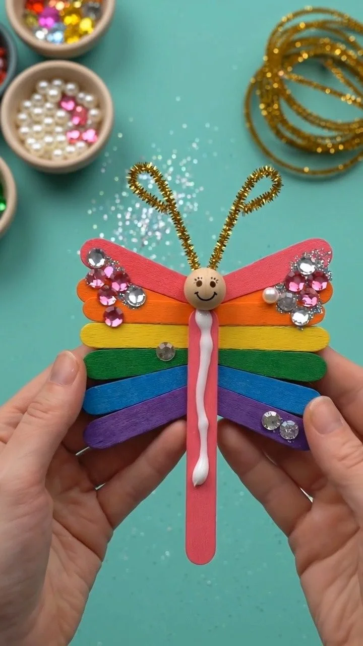 DIY butterfly craft transforms simple materials into colorful fluttering butterflies full of charm ✨ A fun and creative family DIY. Save this project! 6 DIY butterfly craft transforms simple materials into colorful fluttering butterflies full of charm ✨ A fun and creative family DIY. Save this project!