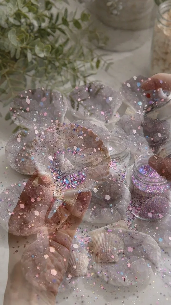 Faux sanding-sugar seashell geodes create sparkling crystal-like ocean treasures with magical texture ✨ A fun decorative DIY. Save this project! #SeashellDIY #OceanCraft #CrystalCraft #CreativeKids #... 10 Faux sanding-sugar seashell geodes create sparkling crystal-like ocean treasures with magical texture ✨ A fun decorative DIY. Save this project! #SeashellDIY #OceanCraft #CrystalCraft #CreativeKids #...