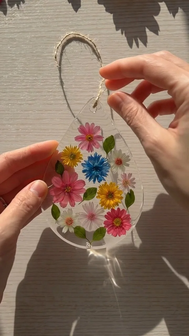 Pressed flower window suncatcher preserves delicate blooms in glowing window art ✨ A beautiful nature-inspired DIY. Save this project! 6 Pressed flower window suncatcher preserves delicate blooms in glowing window art ✨ A beautiful nature-inspired DIY. Save this project!